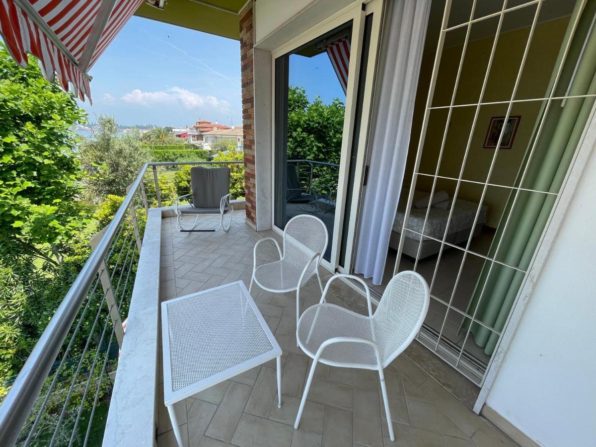 Camera Matrimoniale/Doppia con Letti Singoli con Balcone e Vista Lago